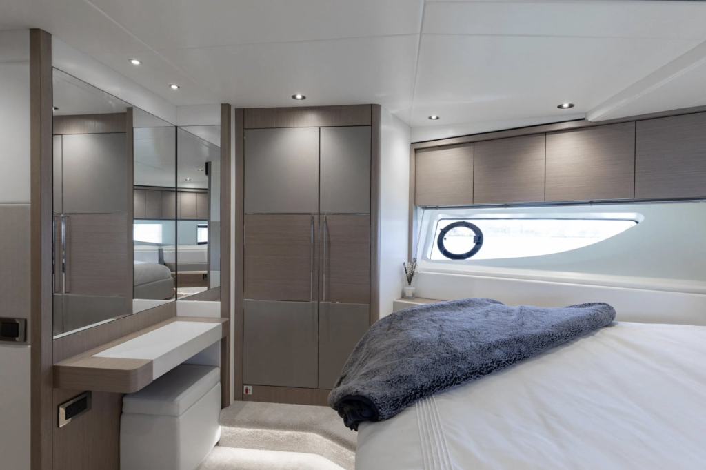 76ft Sunseeker yacht charter Miami – VIP stateroom