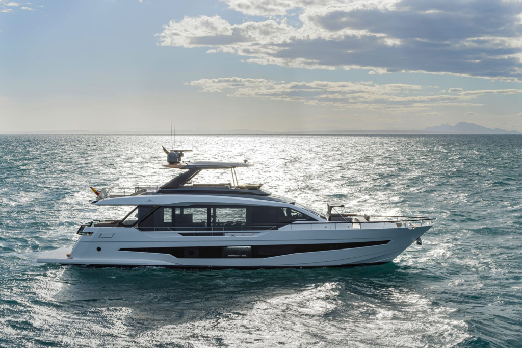 85ft Astondoa yacht charter Coconut Grove – cruising off the coast