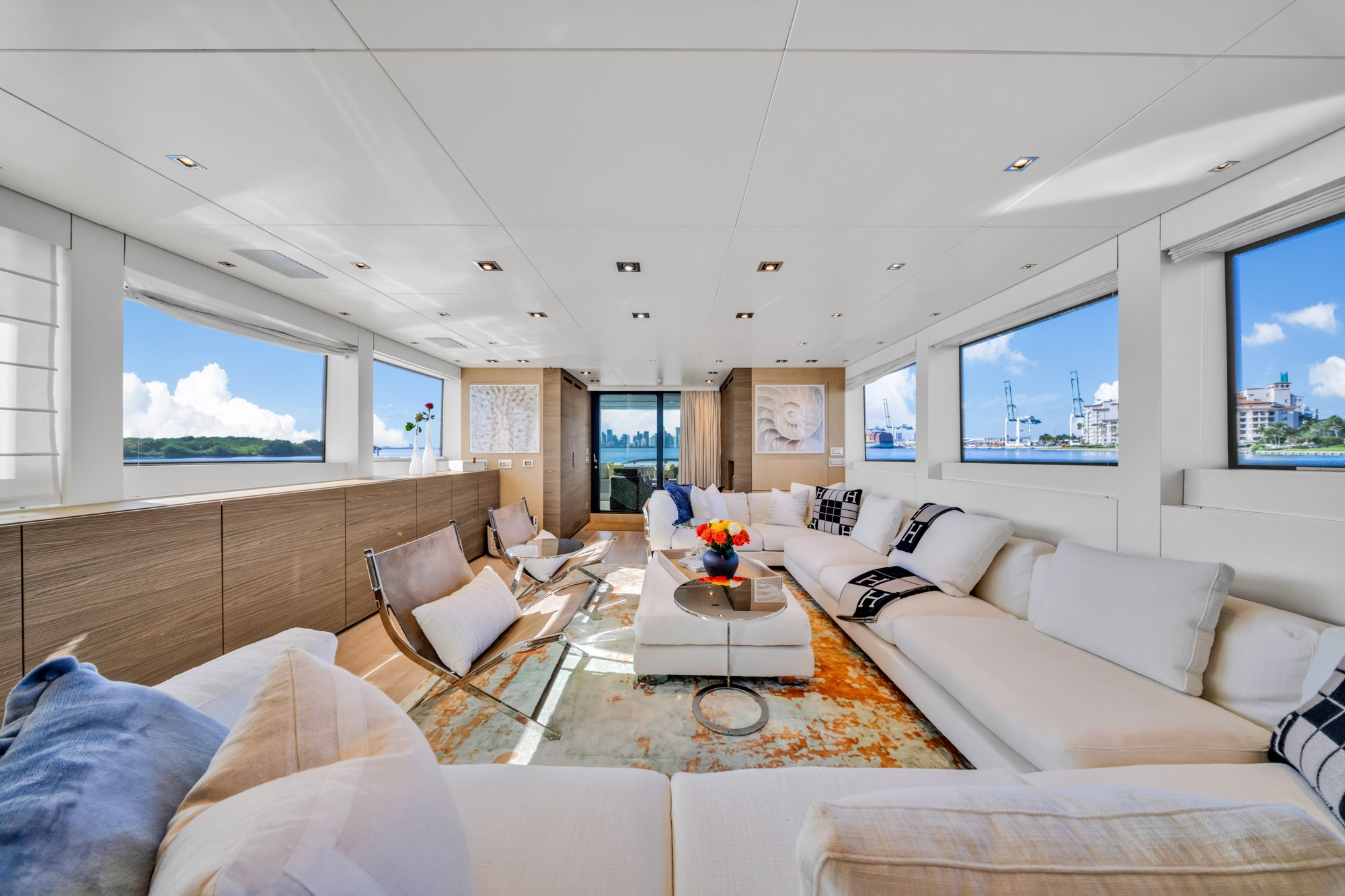 97ft Sanlorenzo yacht charter Miami – main salon