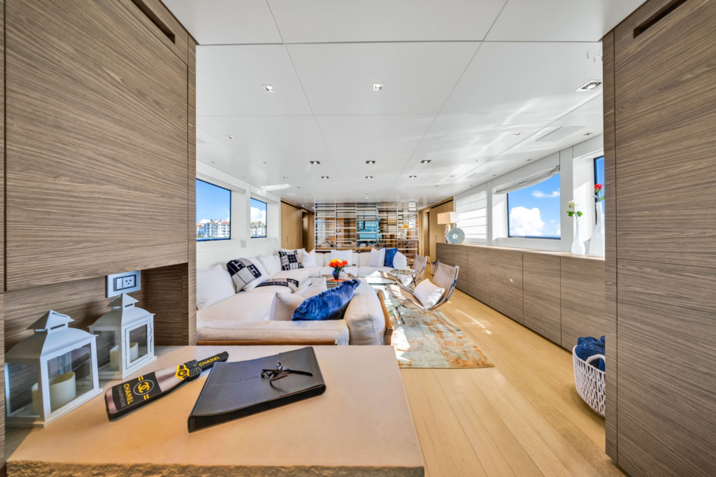97ft Sanlorenzo yacht charter Miami – main salon