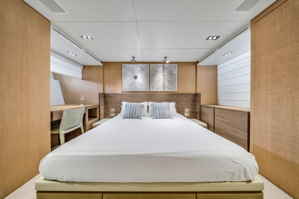 97ft Sanlorenzo yacht charter Miami – VIP stateroom