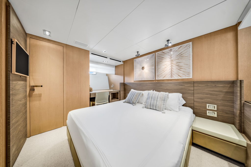97ft Sanlorenzo yacht charter Miami – guest stateroom
