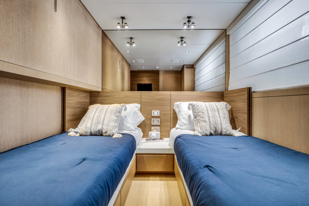 97ft Sanlorenzo yacht charter Miami – twin cabin