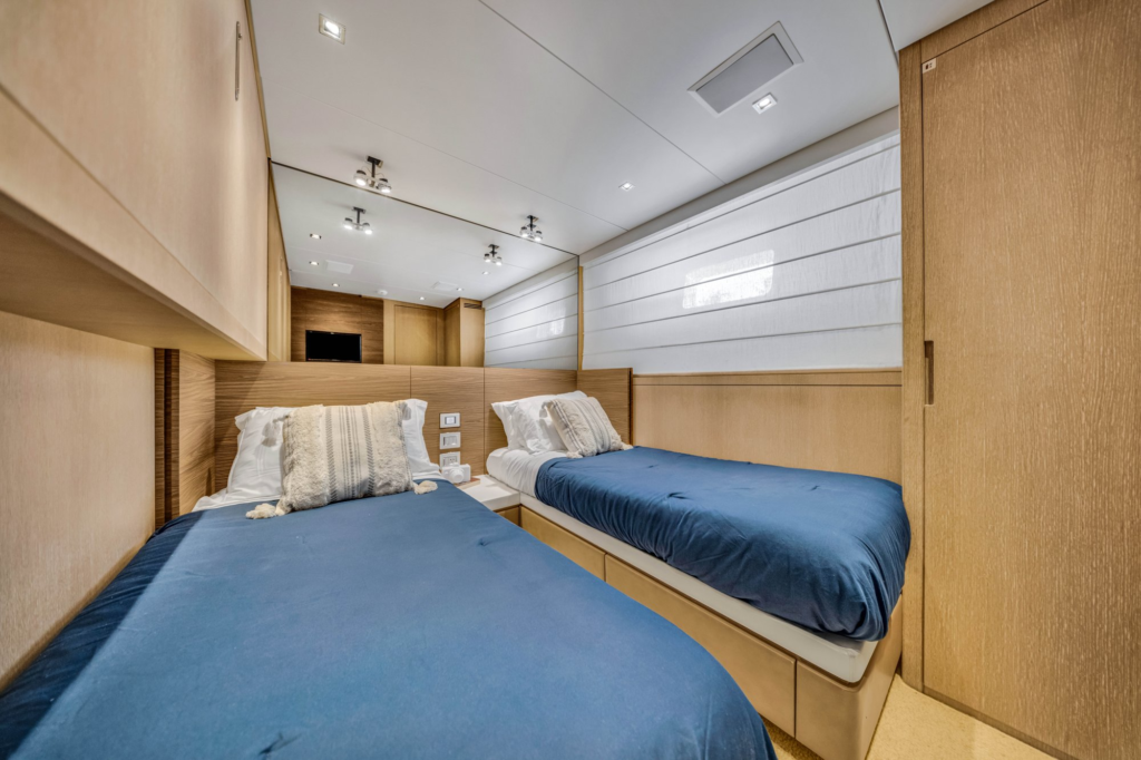 97ft Sanlorenzo yacht charter Miami – twin cabin
