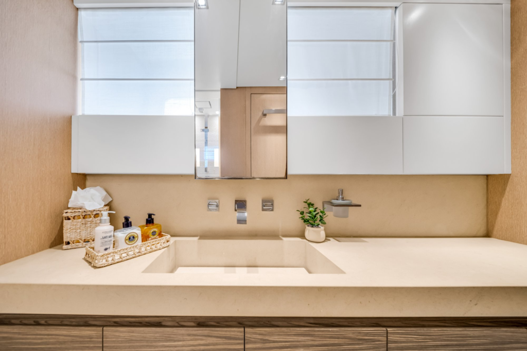 97ft Sanlorenzo yacht charter Miami – en-suite bathroom
