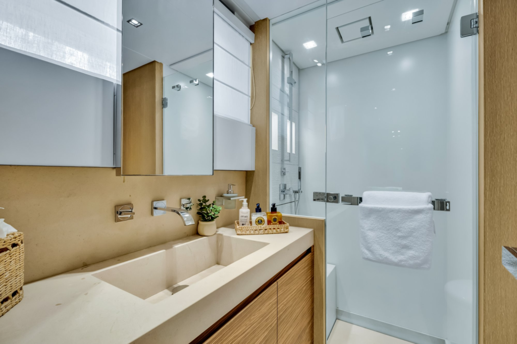 97ft Sanlorenzo yacht charter Miami – en-suite bathroom