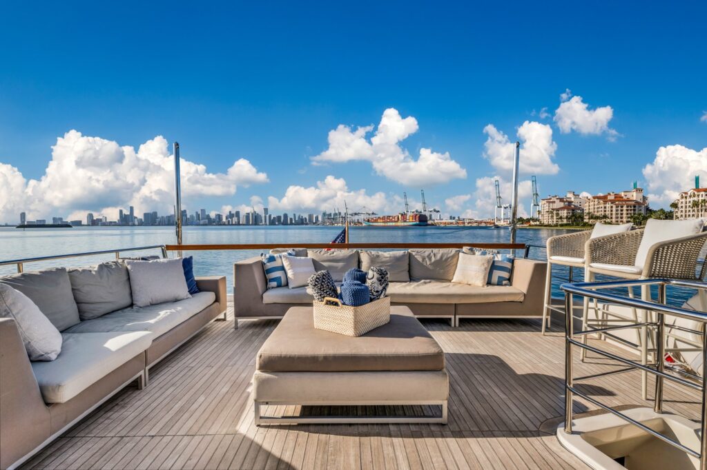 97ft Sanlorenzo yacht charter Miami – flybridge lounge